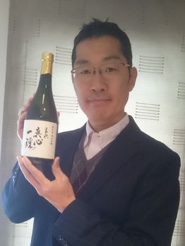瓶手持ち縦.jpg